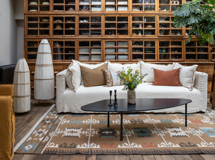 Salon avec une table basse en acier brut