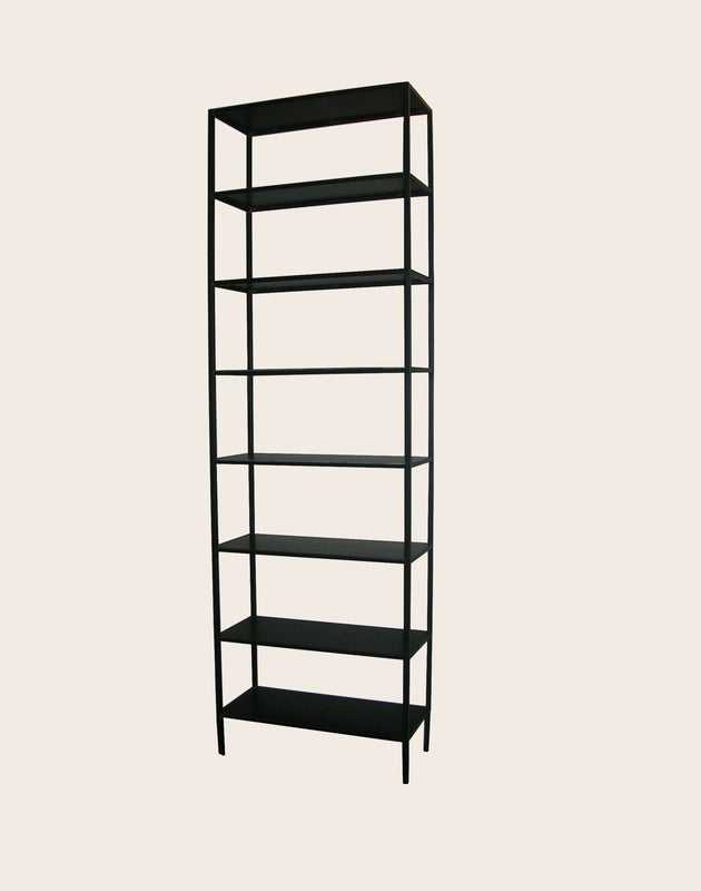 Rangement : bibliothèque noir en acier brut