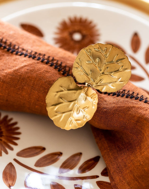 Rond de serviette de table Floria en métal doré en forme de feuille