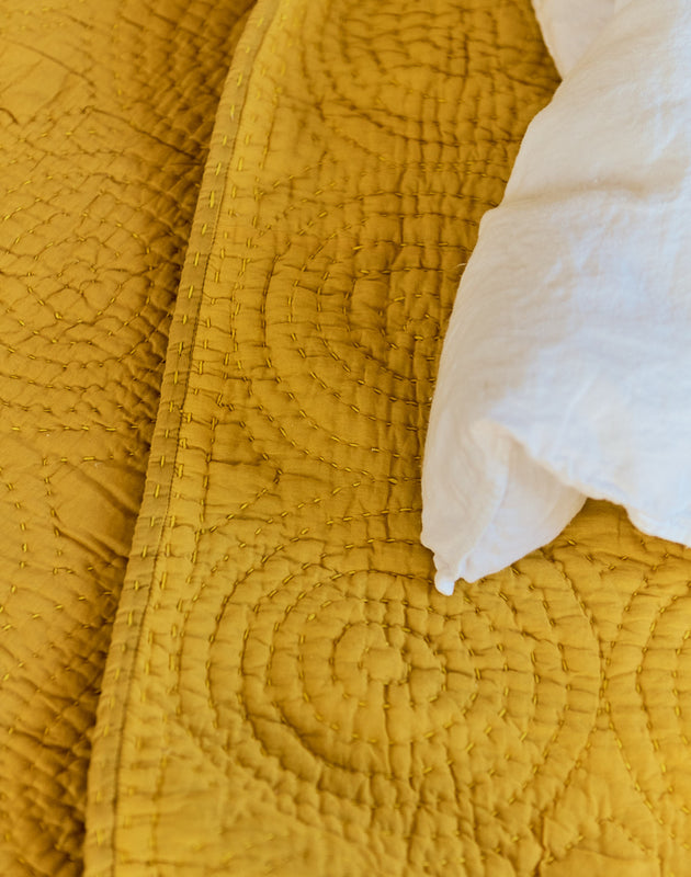 Détail du couvre-lit Kandi en coton et ouate matelassée