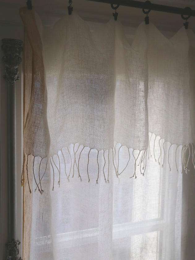 Détail des franges torsadées du rideau have en lin blanc