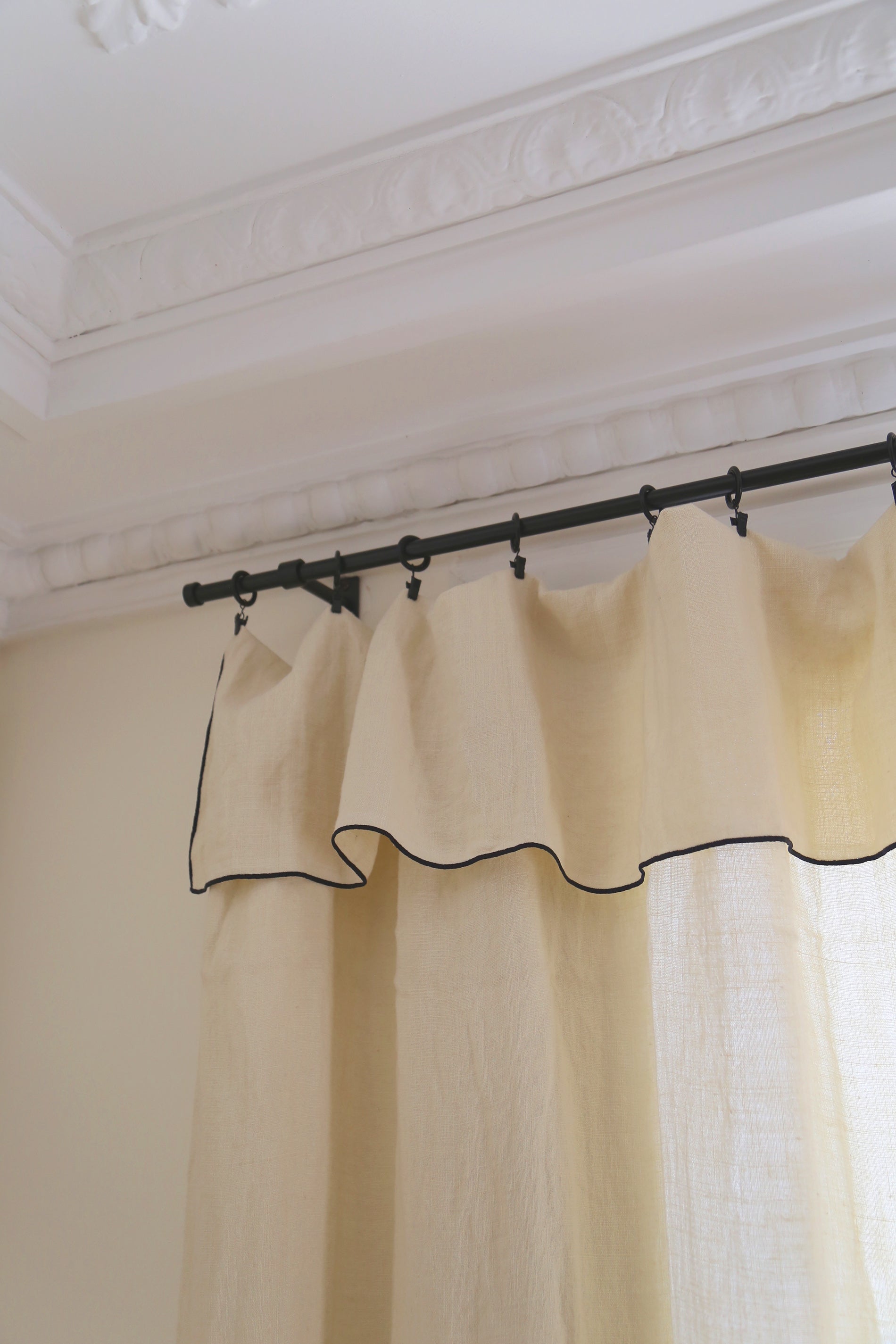 Tringle à rideaux noire Ida aux ligne épurées idéale pour installer vos rideaux Caravane