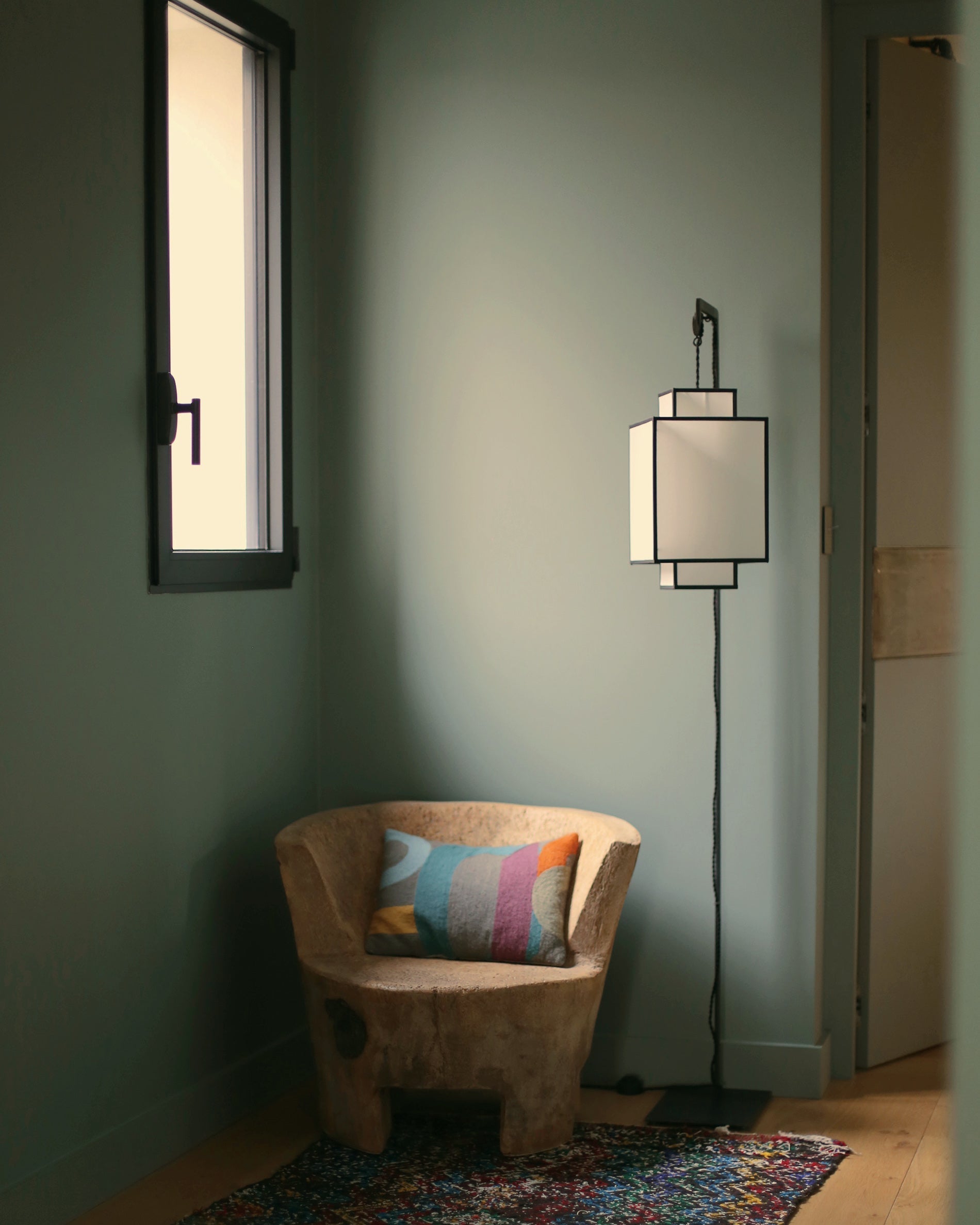 Luminaire : abat-jour noir et blanc façon lampion pour la chambre