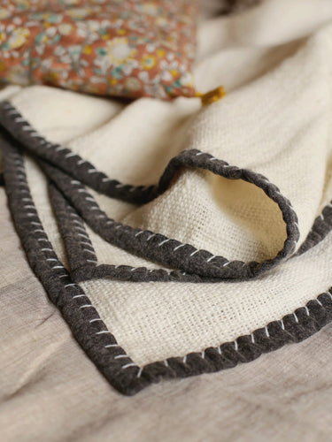 Linge de lit : couvre-lit blanc avec des bordures noires