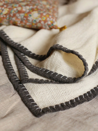 Linge de lit : couvre-lit blanc avec des bordures noires