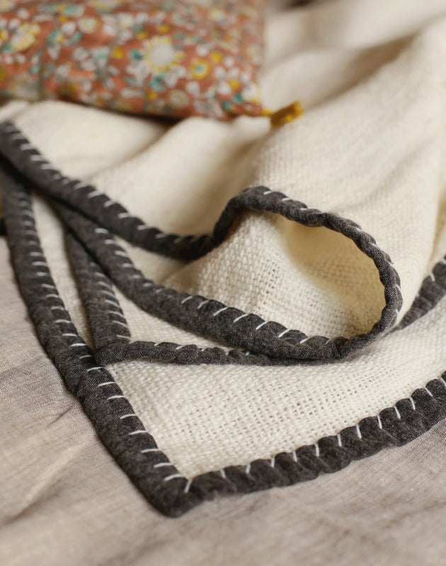 Linge de lit : couvre-lit blanc avec des bordures noires