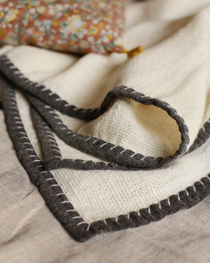 Linge de lit : couvre-lit blanc avec des bordures noires