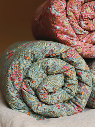 Linge de lit : courtepointe colorée avec des imprimés végétaux