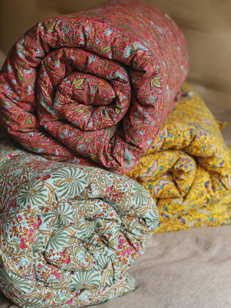 Matelas pour bout de lit colorés avec des imprimés végétaux