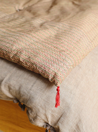 Petit matelas à mettre en bout de lit avec des imprimés floraux