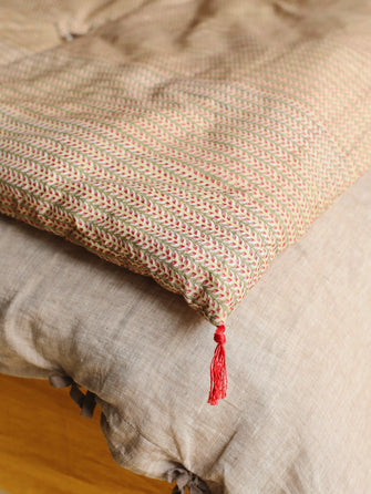 Petit matelas à mettre en bout de lit avec des imprimés floraux