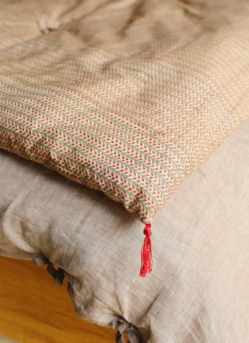 Petit matelas à mettre en bout de lit avec des imprimés floraux