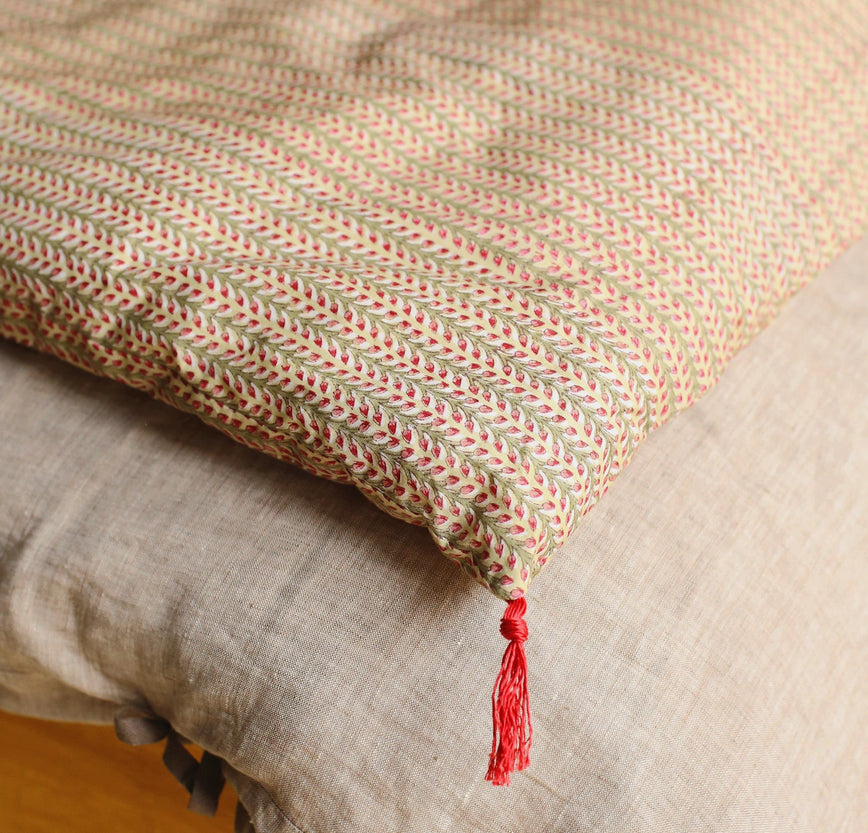 Petit matelas à mettre en bout de lit avec des imprimés floraux