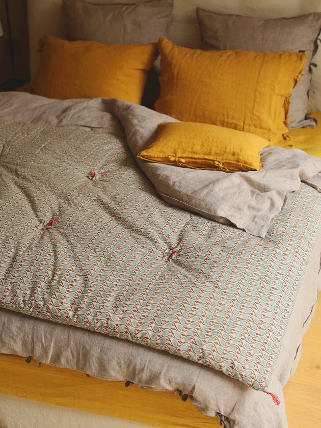 linge de lit : matelas vert et rose pour bout de lit