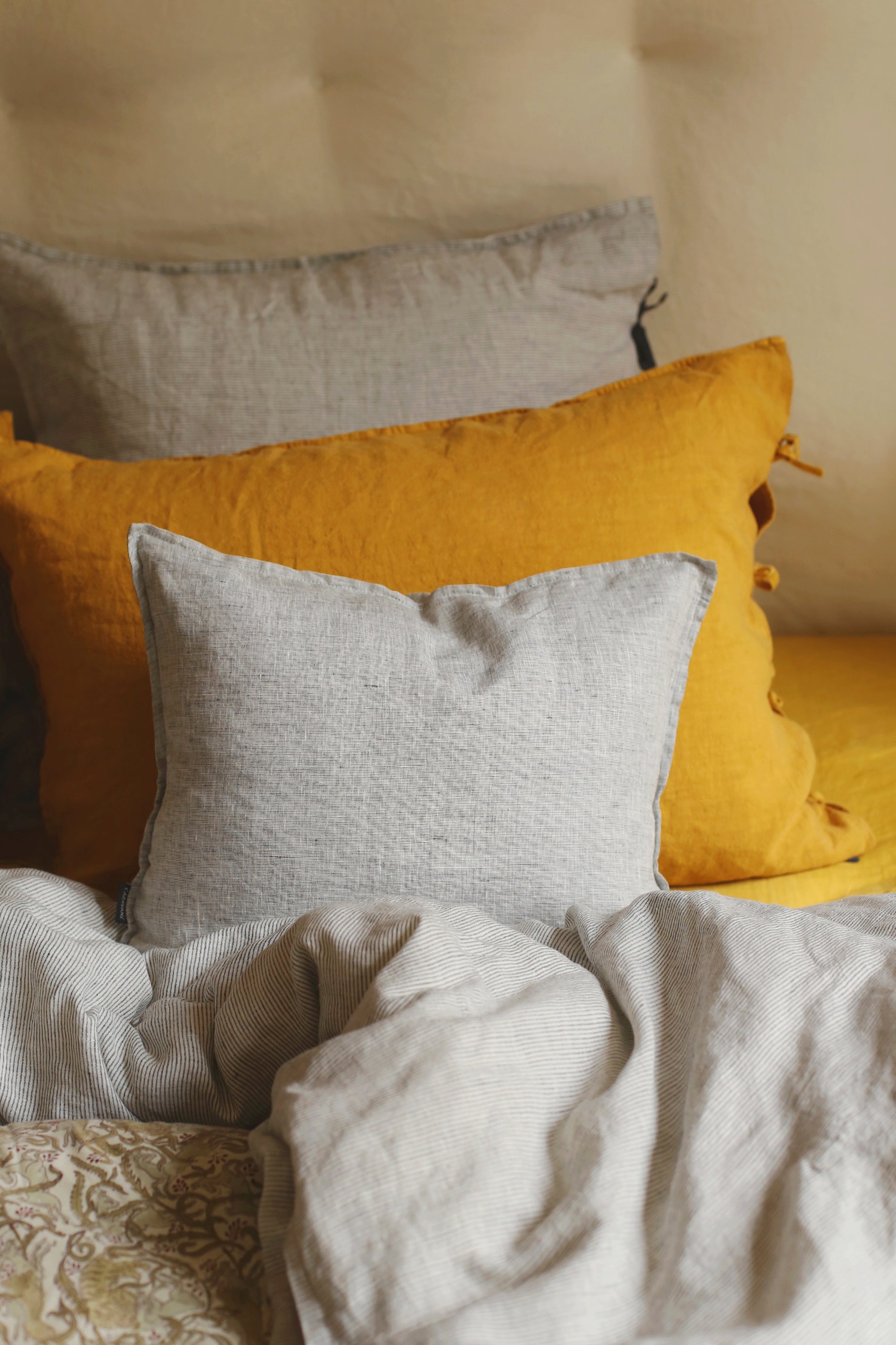 Petite housse de coussin Fil à fil dans les tons gris avec nouettes noires en lin lavé