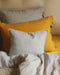 Petite housse de coussin Fil à fil dans les tons gris avec nouettes noires en lin lavé