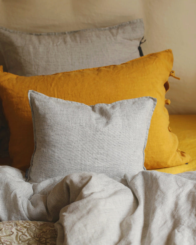 Petite housse de coussin Fil à fil dans les tons gris avec nouettes noires en lin lavé