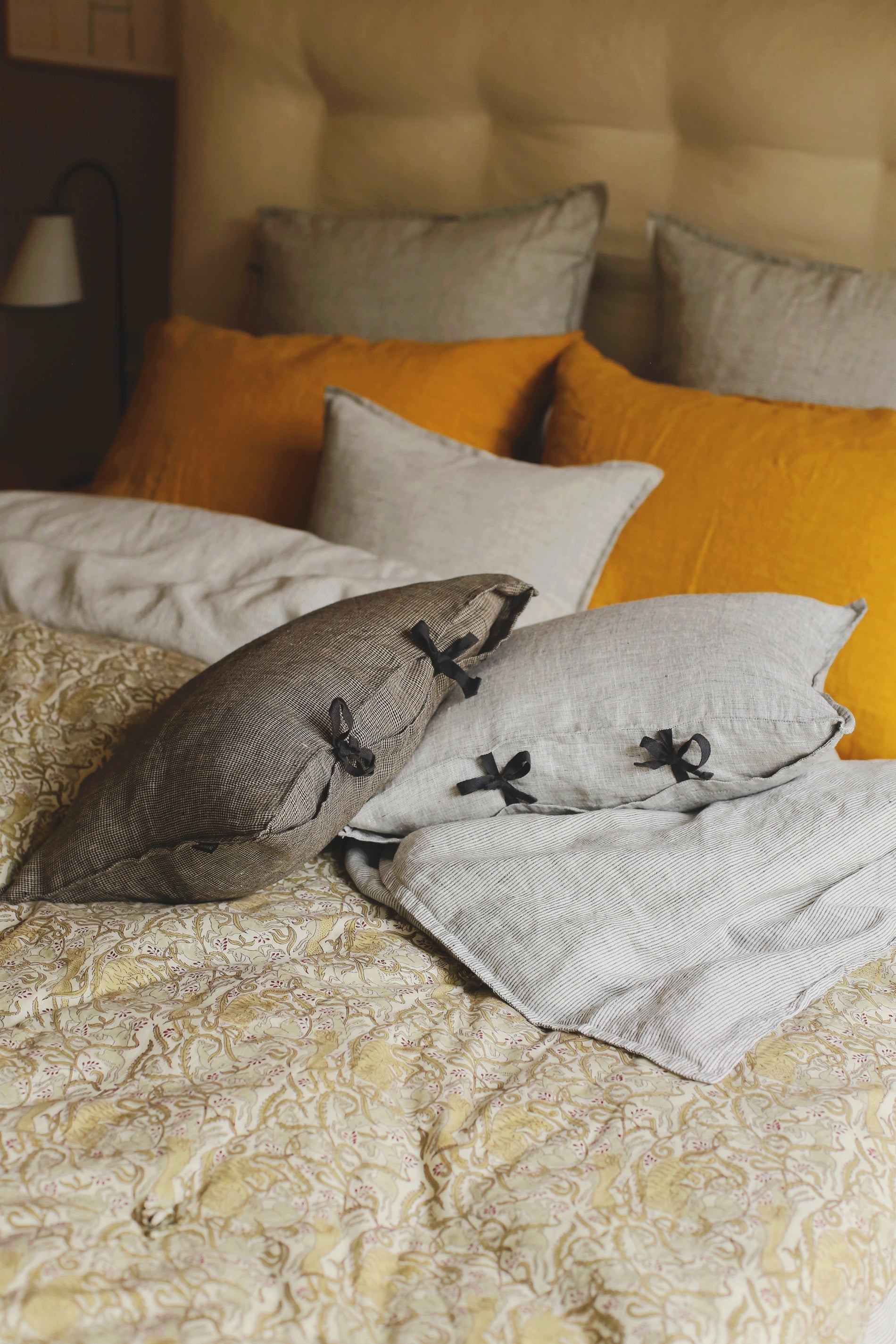 Trois petites housses de coussin fil à fil et nouettes élégantes