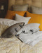 Trois petites housses de coussin fil à fil et nouettes élégantes