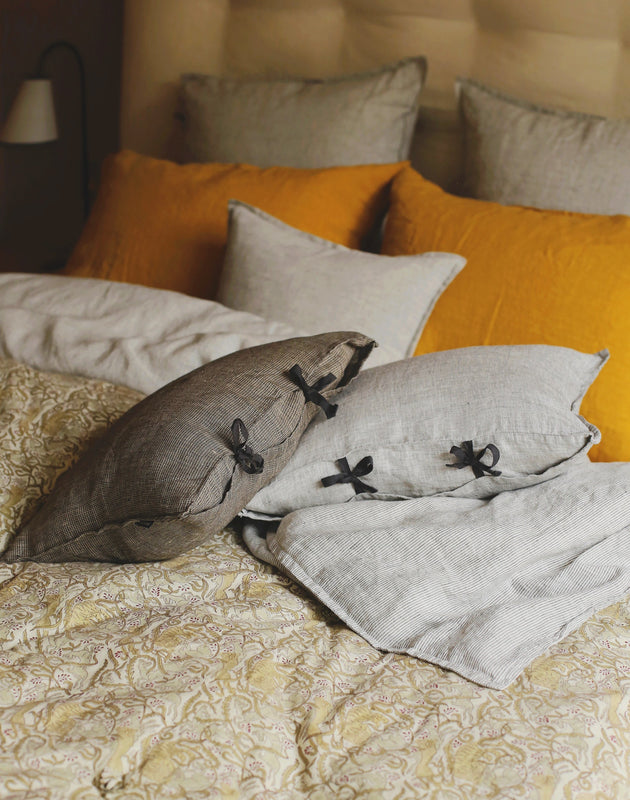 Trois petites housses de coussin fil à fil et nouettes élégantes