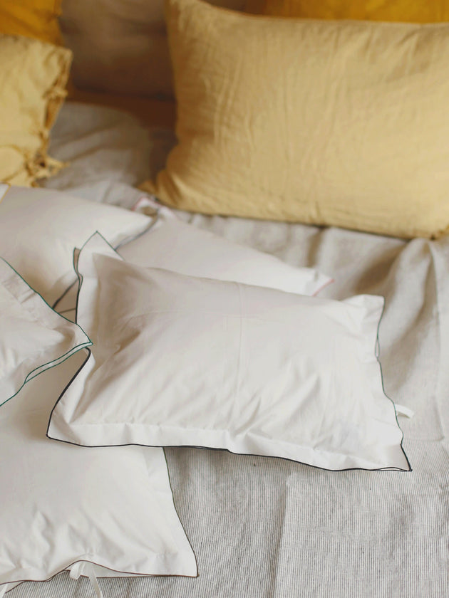 Elegante taie d'oreiller blanche à bourdon coloré en percale de coton biologique Bora