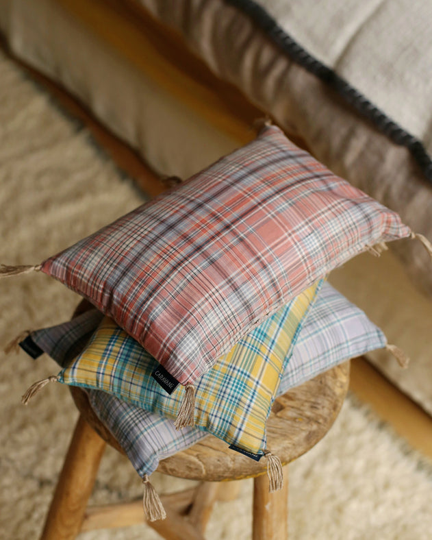 Petits coussins en lin lavé à carreaux pour la tête