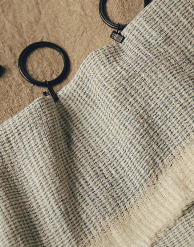 Accrocher vos rideaux avec des anneaux-pinces à la tringle