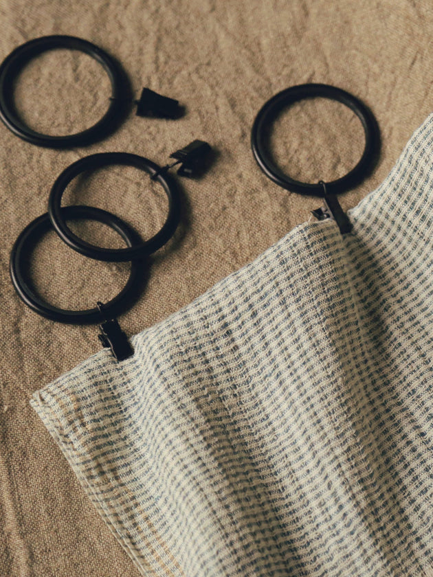 Accrocher vos rideaux avec des anneaux-pinces à la tringle