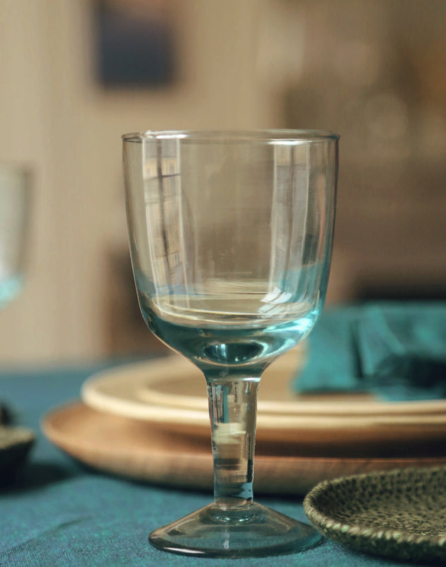Verre à pied Hera en verre recyclé modelé à la bouche et à la main