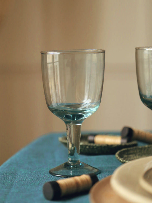 Un verre à pied en verre recyclé Hera