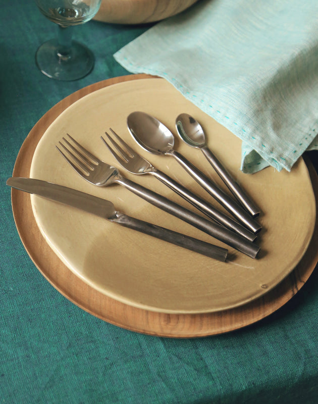 Couverts en acier avec un manche noir