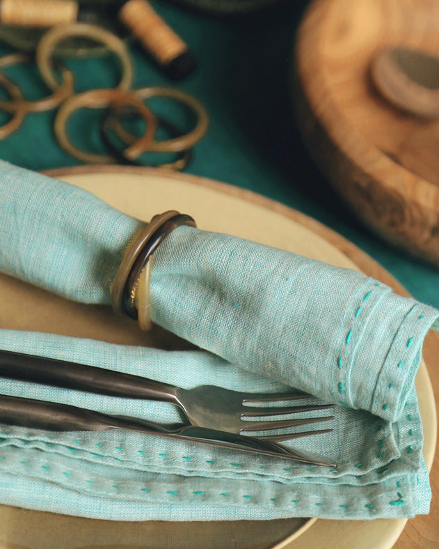 Inspiration art de la table avec des serviettes bleues