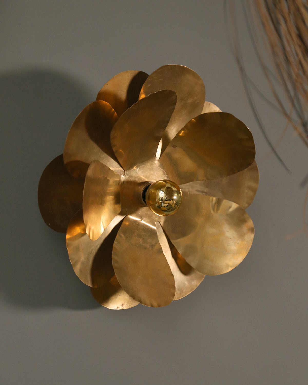 Luminaire doré avec son ampoule dorée qui diffuse une lumière chaude