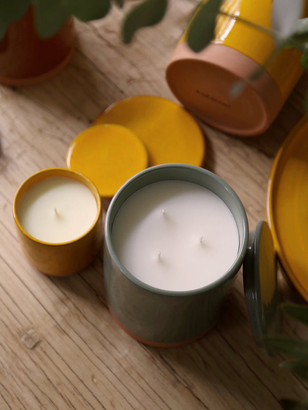 Idée cadeau : bougie parfumée dans un pot en terracotta coloré