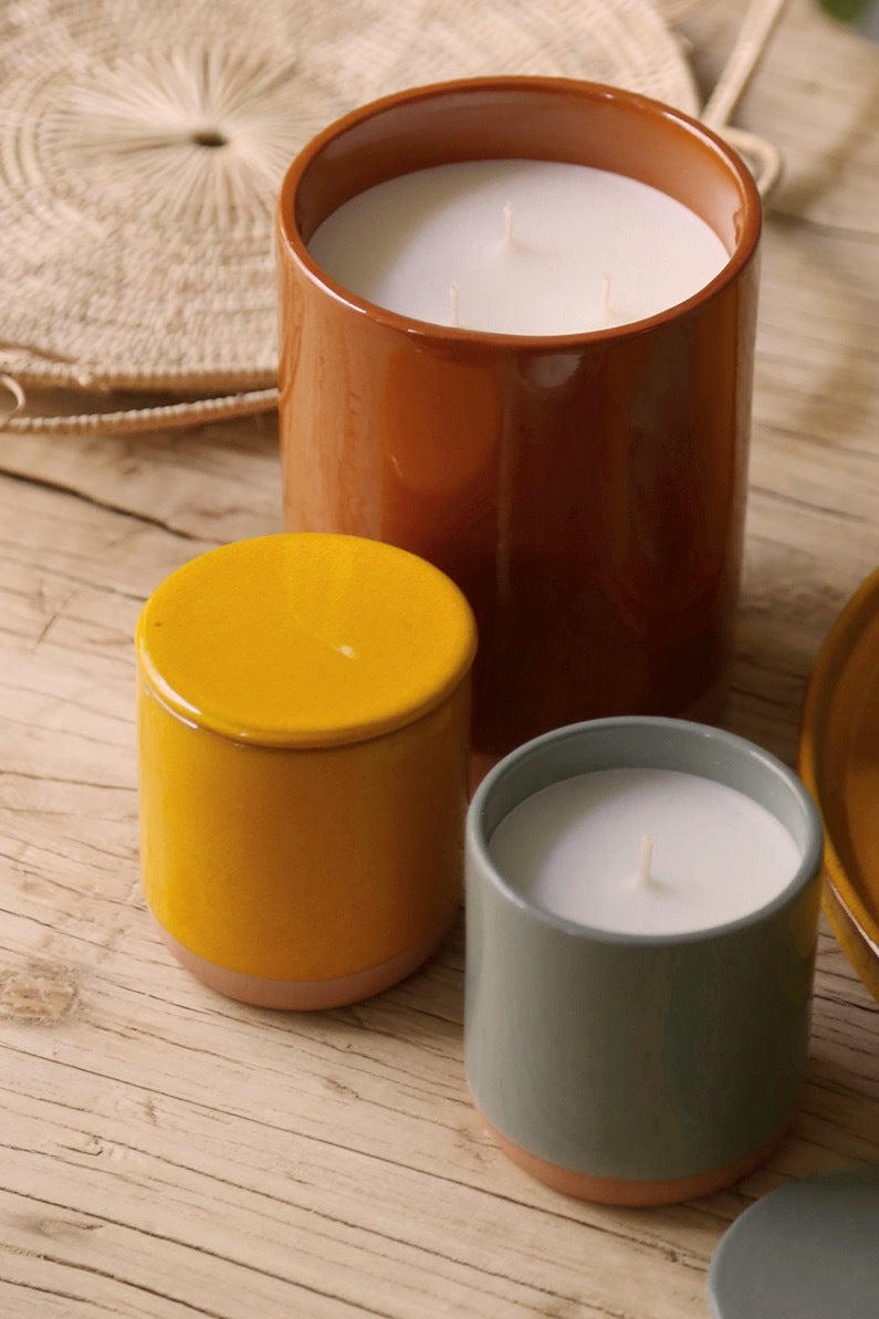 Bougie parfumée dans un pot en terracotta coloré