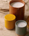 Bougie parfumée dans un pot en terracotta coloré