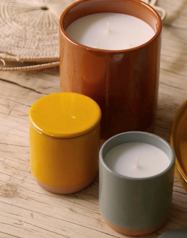 Bougie parfumée dans un pot en terracotta coloré