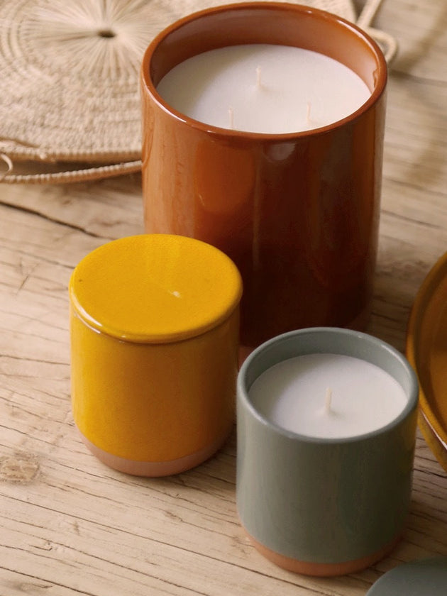 Bougie parfumée dans un pot en terracotta coloré