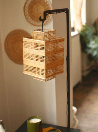 Luminaire : abat-jour en bambou de couleur naturel à suspendre à côté de votre canapé