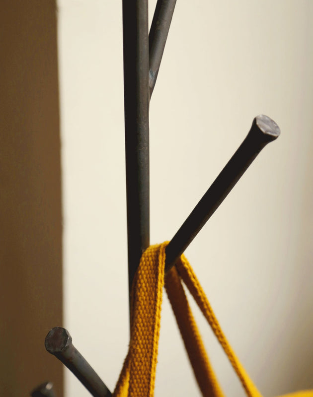 Détail du portant pour vêtements Branch en forme d'arbre