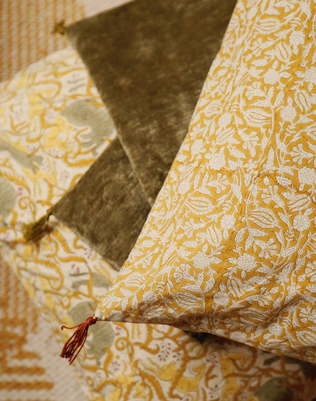 Housse de coussin Tulipan curcuma avec ses délicats pompons signature