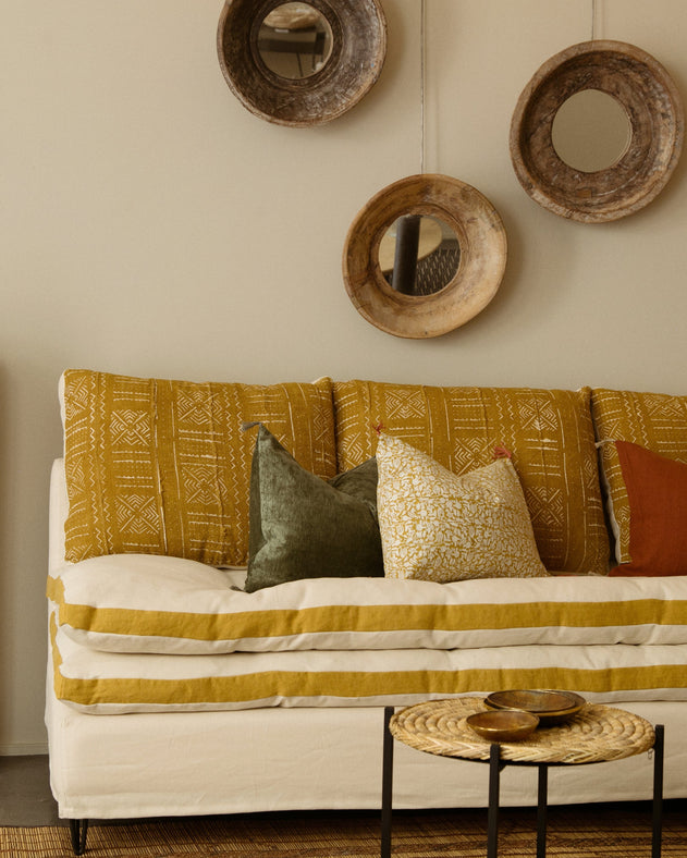 Inspiratoin de décoration autour d'un canapé blanc et jaune