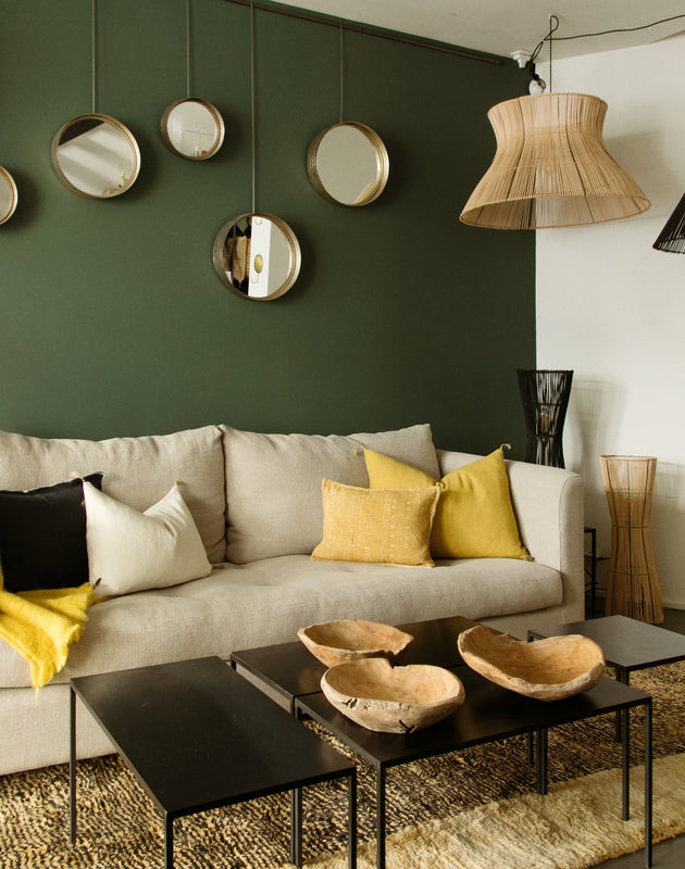 Inspiration de décoration autour d'un canapé blanc capitonné