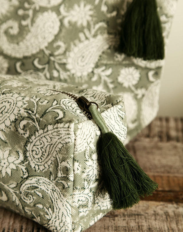 Pochette à motifs verts et pompons BADOO