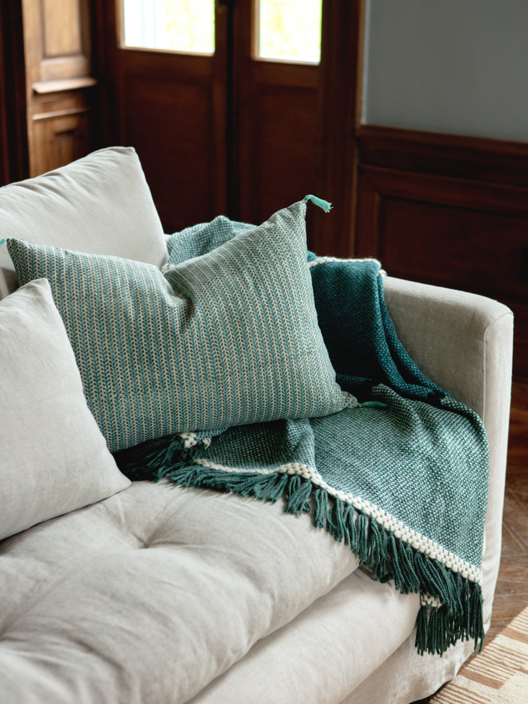 Housse de coussin Florio en coton imprimé au bloc couleur Lac dans un salon