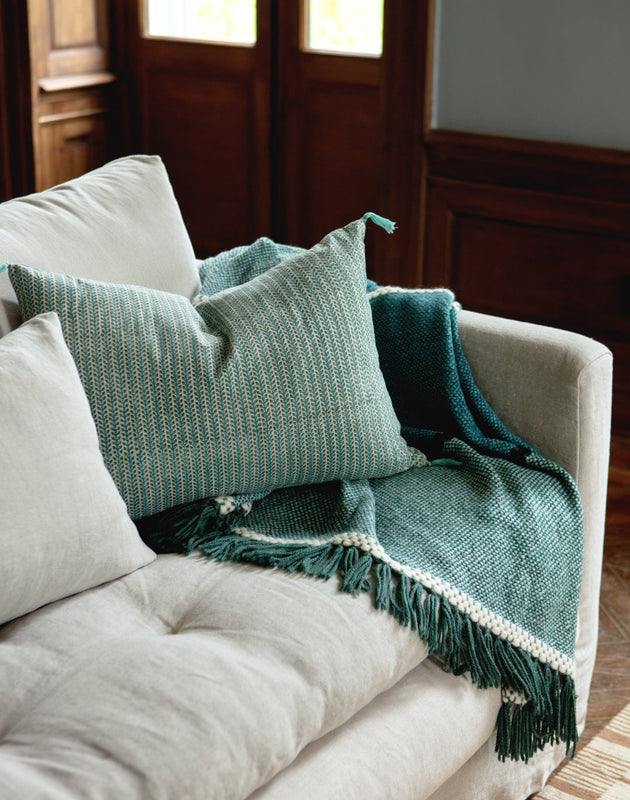 Housse de coussin Florio en coton imprimé au bloc couleur Lac dans un salon