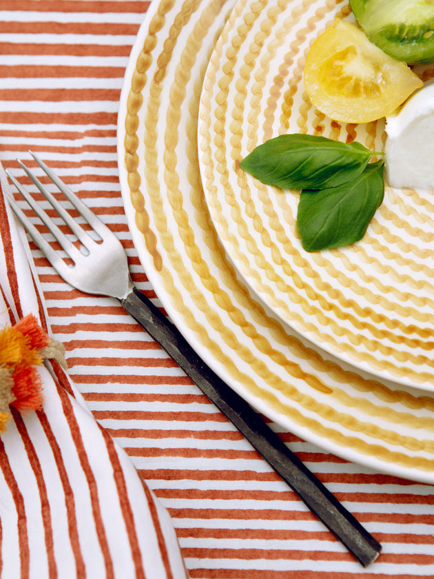 Couverts en acier forgé age de fer et assiettes Alga