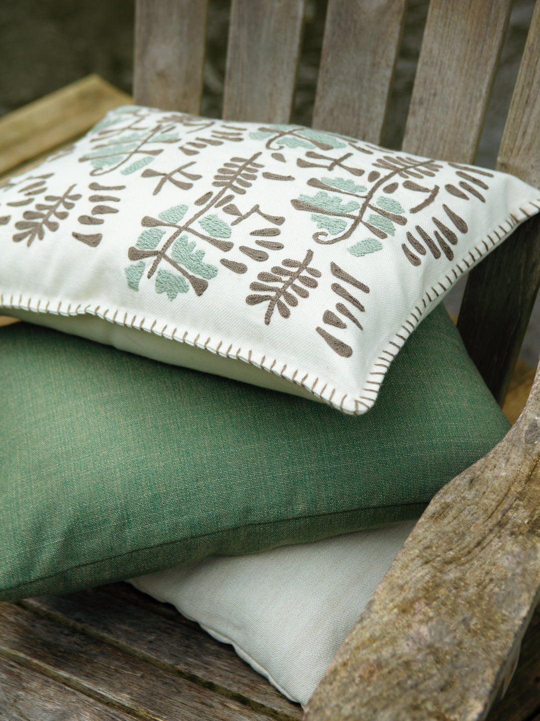 Vadhi outdoor cushion