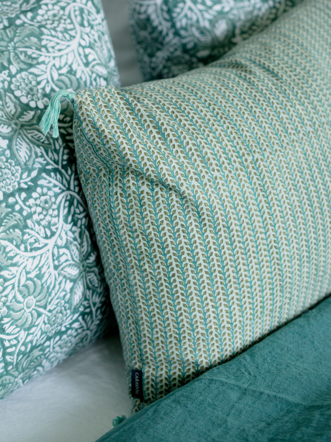 Détails des motifs de la housse de coussin Florio Lac