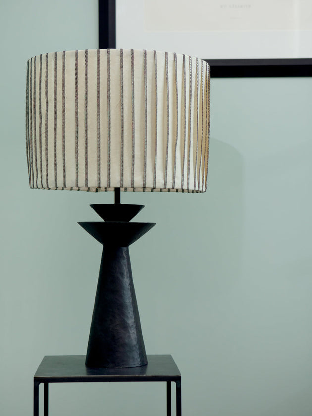 Pied de lampe à poser Rosha en métal martelé noir